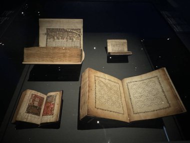 ABU DHABI, BAE - 1 Ocak 2024 'te Abu Dabi, BAE' deki Louvre Müzesinde Işık Mektupları sergisi.