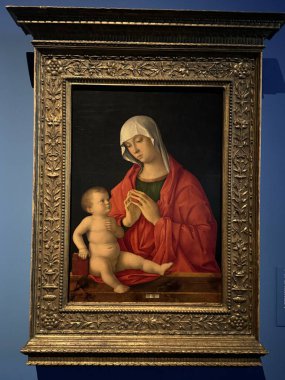 ABU DHABI, BAE - 1 Ocak 2024 'te Abu Dabi, BAE' deki Louvre Müzesinde Işık Mektupları sergisi.