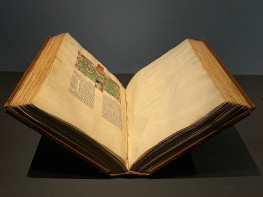 ABU DHABI, BAE - 1 Ocak 2024 'te Abu Dabi, BAE' deki Louvre Müzesinde Işık Mektupları sergisi.