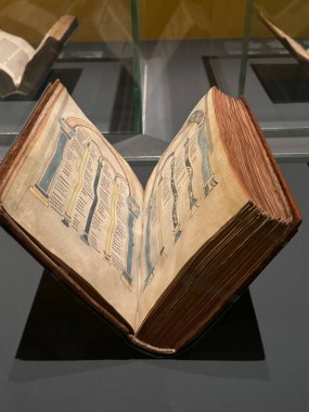 ABU DHABI, BAE - 1 Ocak 2024 'te Abu Dabi, BAE' deki Louvre Müzesinde Işık Mektupları sergisi.