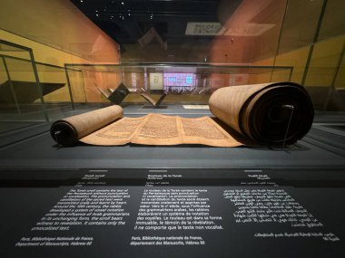 ABU DHABI, BAE - 1 Ocak 2024 'te Abu Dabi, BAE' deki Louvre Müzesinde Işık Mektupları sergisi.