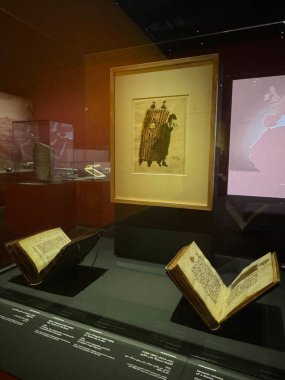 ABU DHABI, BAE - 1 Ocak 2024 'te Abu Dabi, BAE' deki Louvre Müzesinde Işık Mektupları sergisi.