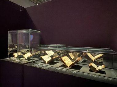 ABU DHABI, BAE - 1 Ocak 2024 'te Abu Dabi, BAE' deki Louvre Müzesinde Işık Mektupları sergisi.