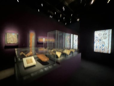 ABU DHABI, BAE - 1 Ocak 2024 'te Abu Dabi, BAE' deki Louvre Müzesinde Işık Mektupları sergisi.