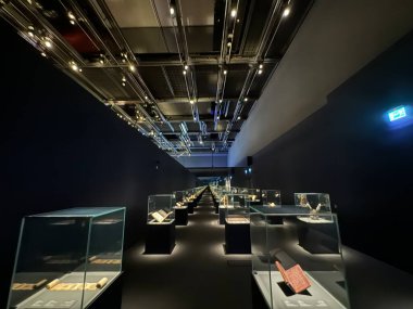 ABU DHABI, BAE - 1 Ocak 2024 'te Abu Dabi, BAE' deki Louvre Müzesinde Işık Mektupları sergisi.