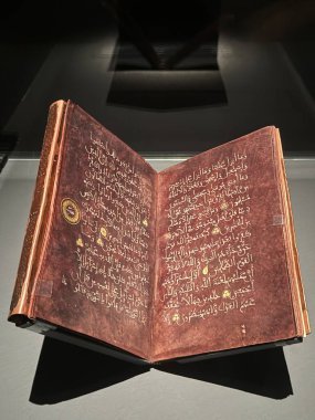 ABU DHABI, BAE - 1 Ocak 2024 'te Abu Dabi, BAE' deki Louvre Müzesinde Işık Mektupları sergisi.