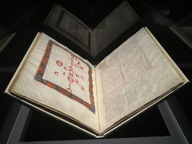 ABU DHABI, BAE - 1 Ocak 2024 'te Abu Dabi, BAE' deki Louvre Müzesinde Işık Mektupları sergisi.