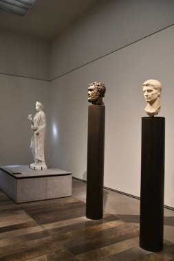 ABU DHABI, BAE - 1 Ocak 2024 'te Abu Dabi, BAE' deki Louvre Müzesinde sergi.