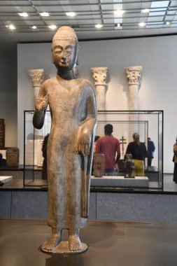 ABU DHABI, BAE - 1 Ocak 2024 'te Abu Dabi, BAE' deki Louvre Müzesinde sergi.