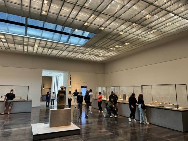 ABU DHABI, BAE - 1 Ocak 2024 'te Abu Dabi, BAE' deki Louvre Müzesinde sergi.