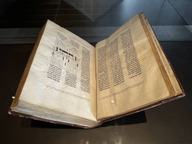 ABU DHABI, BAE - 1 Ocak 2024 'te Abu Dabi, BAE' deki Louvre Müzesinde sergi.