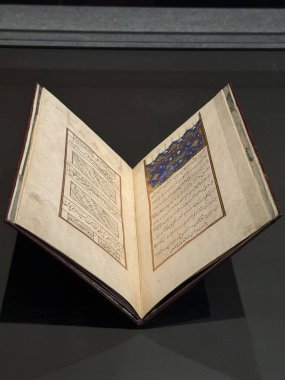 ABU DHABI, BAE - 1 Ocak 2024 'te Abu Dabi, BAE' deki Louvre Müzesinde sergi.