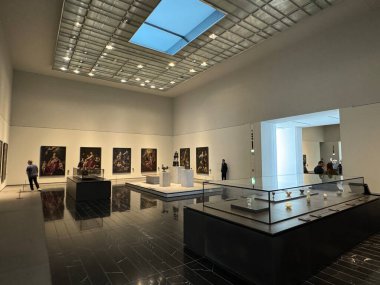 ABU DHABI, BAE - 1 Ocak 2024 'te Abu Dabi, BAE' deki Louvre Müzesinde sergi.