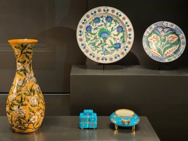 ABU DHABI, BAE - 1 Ocak 2024 'te Abu Dabi, BAE' deki Louvre Müzesinde sergi.