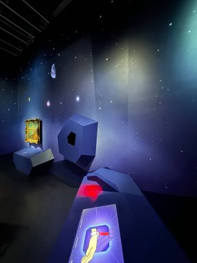 ABU DHABI, BAE - 1 Ocak 2024 'te Abu Dabi, BAE' deki Louvre Müzesinde sergi.