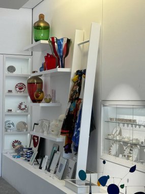 ABU DHABI, BAE - 1 Ocak 2024 'te Abu Dabi, BAE' deki Louvre Müzesinde sergi.