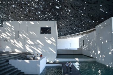 ABU DHABI, BAE - 1 Ocak 2024 'te Abu Dabi, BAE' deki Louvre Müzesi.