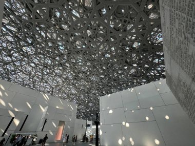 ABU DHABI, BAE - 1 Ocak 2024 'te Abu Dabi, BAE' deki Louvre Müzesi.