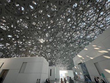 ABU DHABI, BAE - 1 Ocak 2024 'te Abu Dabi, BAE' deki Louvre Müzesi.