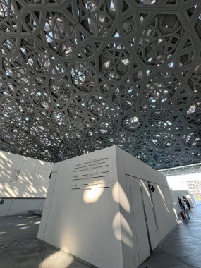 ABU DHABI, BAE - 1 Ocak 2024 'te Abu Dabi, BAE' deki Louvre Müzesi.