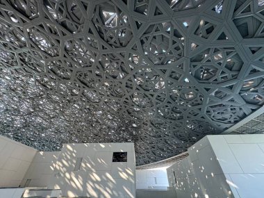 ABU DHABI, BAE - 1 Ocak 2024 'te Abu Dabi, BAE' deki Louvre Müzesi.