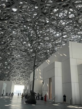 ABU DHABI, BAE - 1 Ocak 2024 'te Abu Dabi, BAE' deki Louvre Müzesi.
