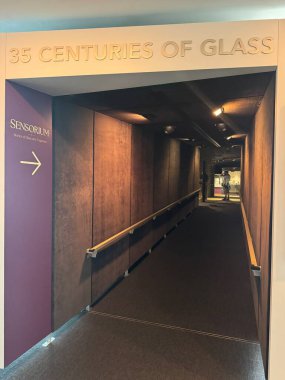 CORNING, New York - 31 Ağustos 2024 'te Corning, New York' taki Cam Müzesi 'nde 31: 35 Yüzyıllık Cam Sergisi.