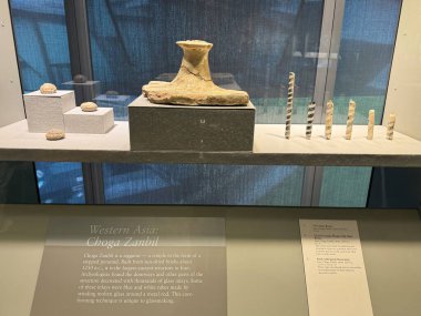 CORNING, New York - 31 Ağustos 2024 'te Corning, New York' taki Cam Müzesi 'nde 31: 35 Yüzyıllık Cam Sergisi.