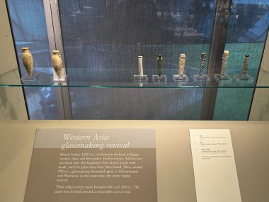 CORNING, New York - 31 Ağustos 2024 'te Corning, New York' taki Cam Müzesi 'nde 31: 35 Yüzyıllık Cam Sergisi.