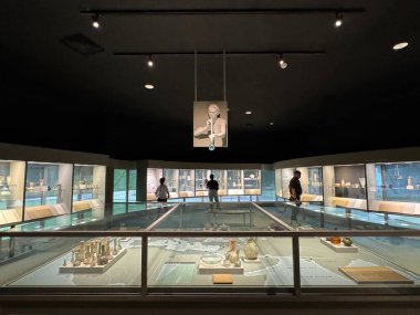 CORNING, New York - 31 Ağustos 2024 'te Corning, New York' taki Cam Müzesi 'nde 31: 35 Yüzyıllık Cam Sergisi.