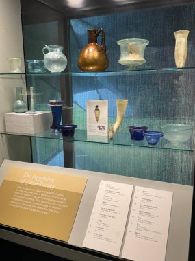 CORNING, New York - 31 Ağustos 2024 'te Corning, New York' taki Cam Müzesi 'nde 31: 35 Yüzyıllık Cam Sergisi.