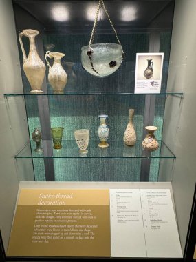 CORNING, New York - 31 Ağustos 2024 'te Corning, New York' taki Cam Müzesi 'nde 31: 35 Yüzyıllık Cam Sergisi.