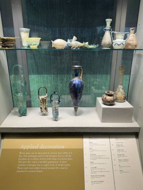 CORNING, New York - 31 Ağustos 2024 'te Corning, New York' taki Cam Müzesi 'nde 31: 35 Yüzyıllık Cam Sergisi.