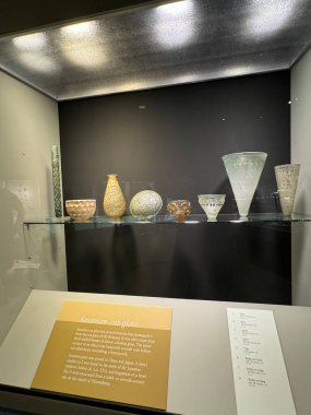 CORNING, New York - 31 Ağustos 2024 'te Corning, New York' taki Cam Müzesi 'nde 31: 35 Yüzyıllık Cam Sergisi.