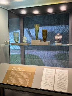 CORNING, New York - 31 Ağustos 2024 'te Corning, New York' taki Cam Müzesi 'nde 31: 35 Yüzyıllık Cam Sergisi.