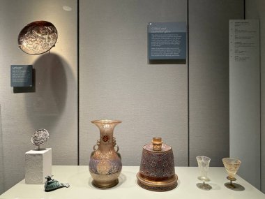 CORNING, New York - 31 Ağustos 2024 'te Corning, New York' taki Cam Müzesi 'nde 31: 35 Yüzyıllık Cam Sergisi.