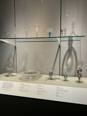 CORNING, New York - 31 Ağustos 2024 'te Corning, New York' taki Cam Müzesi 'nde 31: 35 Yüzyıllık Cam Sergisi.