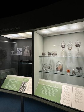 CORNING, New York - 31 Ağustos 2024 'te Corning, New York' taki Cam Müzesi 'nde 31: 35 Yüzyıllık Cam Sergisi.