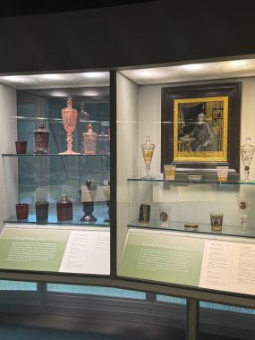 CORNING, New York - 31 Ağustos 2024 'te Corning, New York' taki Cam Müzesi 'nde 31: 35 Yüzyıllık Cam Sergisi.