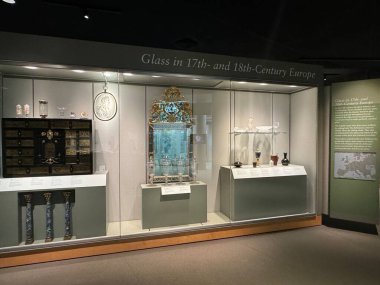 CORNING, New York - 31 Ağustos 2024 'te Corning, New York' taki Cam Müzesi 'nde 31: 35 Yüzyıllık Cam Sergisi.