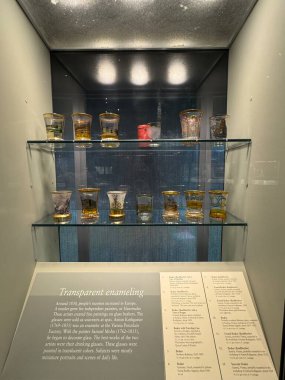 CORNING, New York - 31 Ağustos 2024 'te Corning, New York' taki Cam Müzesi 'nde 31: 35 Yüzyıllık Cam Sergisi.