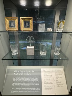 CORNING, New York - 31 Ağustos 2024 'te Corning, New York' taki Cam Müzesi 'nde 31: 35 Yüzyıllık Cam Sergisi.