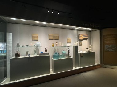 CORNING, New York - 31 Ağustos 2024 'te Corning, New York' taki Cam Müzesi 'nde 31: 35 Yüzyıllık Cam Sergisi.