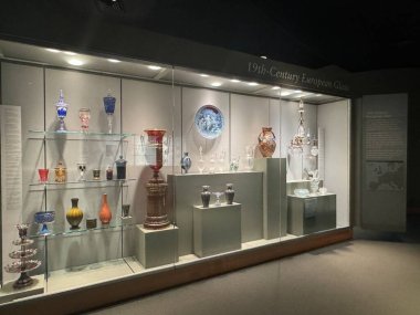 CORNING, New York - 31 Ağustos 2024 'te Corning, New York' taki Cam Müzesi 'nde 31: 35 Yüzyıllık Cam Sergisi.