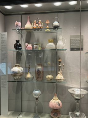 CORNING, New York - 31 Ağustos 2024 'te Corning, New York' taki Cam Müzesi 'nde 31: 35 Yüzyıllık Cam Sergisi.