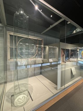 CORNING, New York - 31 Ağustos 2024 'te Corning, New York' taki Cam Müzesi 'nde 31: 35 Yüzyıllık Cam Sergisi.