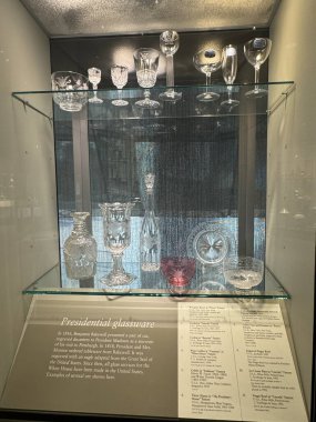 CORNING, New York - 31 Ağustos 2024 'te Corning, New York' taki Cam Müzesi 'nde 31: 35 Yüzyıllık Cam Sergisi.