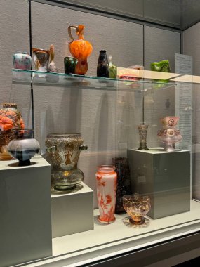 CORNING, New York - 31 Ağustos 2024 'te Corning, New York' taki Cam Müzesi 'nde 31: 35 Yüzyıllık Cam Sergisi.