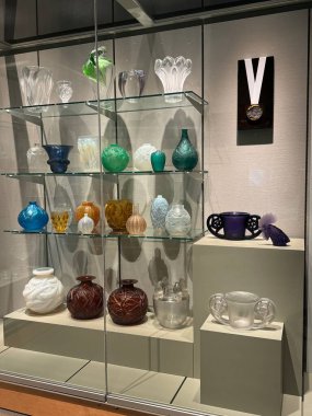 CORNING, New York - 31 Ağustos 2024 'te Corning, New York' taki Cam Müzesi 'nde 31: 35 Yüzyıllık Cam Sergisi.