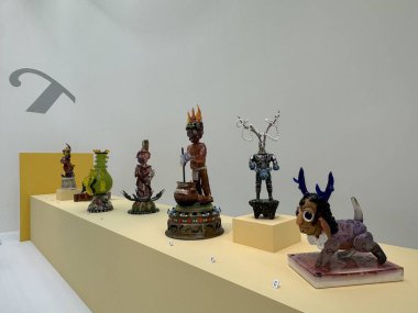 CORNING, NY - 31 AUG: Collidoscope - de la Torre Brothers RetroPerspective show Corning, New York 'taki Corning Cam Müzesinde, 31 Ağustos 2024' te görüldüğü gibi.